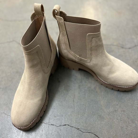 Blondo | Dyme Waterproof Chelsea Boots | Sand Suede | Size 9 - Picture 4 of 11